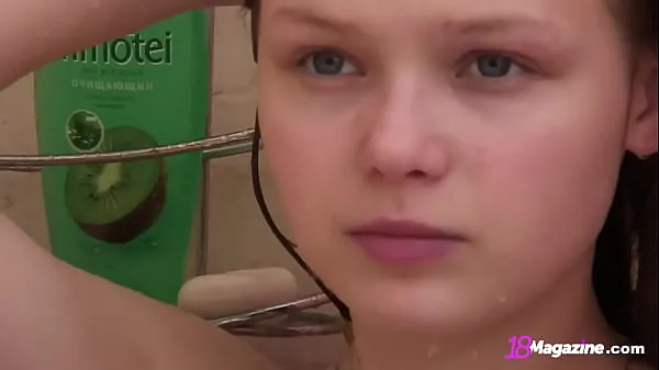У девушки с длинными волосами Bianca 19 в любительском видео есть приватный момент в ванной