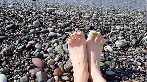 Assista a Dominatrix Nika está no mar e te seduz com seus pés e dedos. Você pode apreciar a vista do mar e as pernas chiques de Dominatrix filmes poderosos